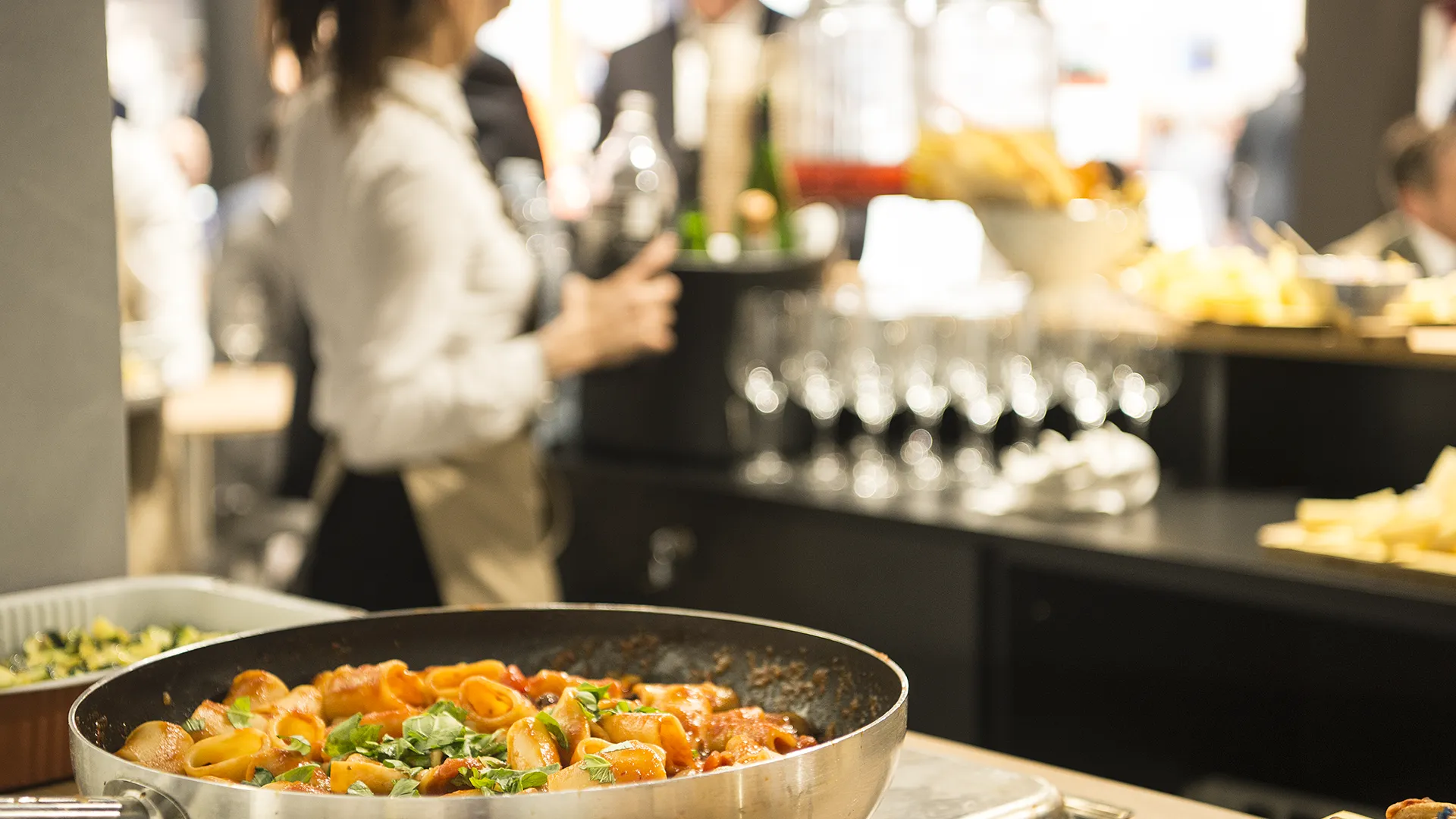 Padella con pasta per servizio catering in fiera