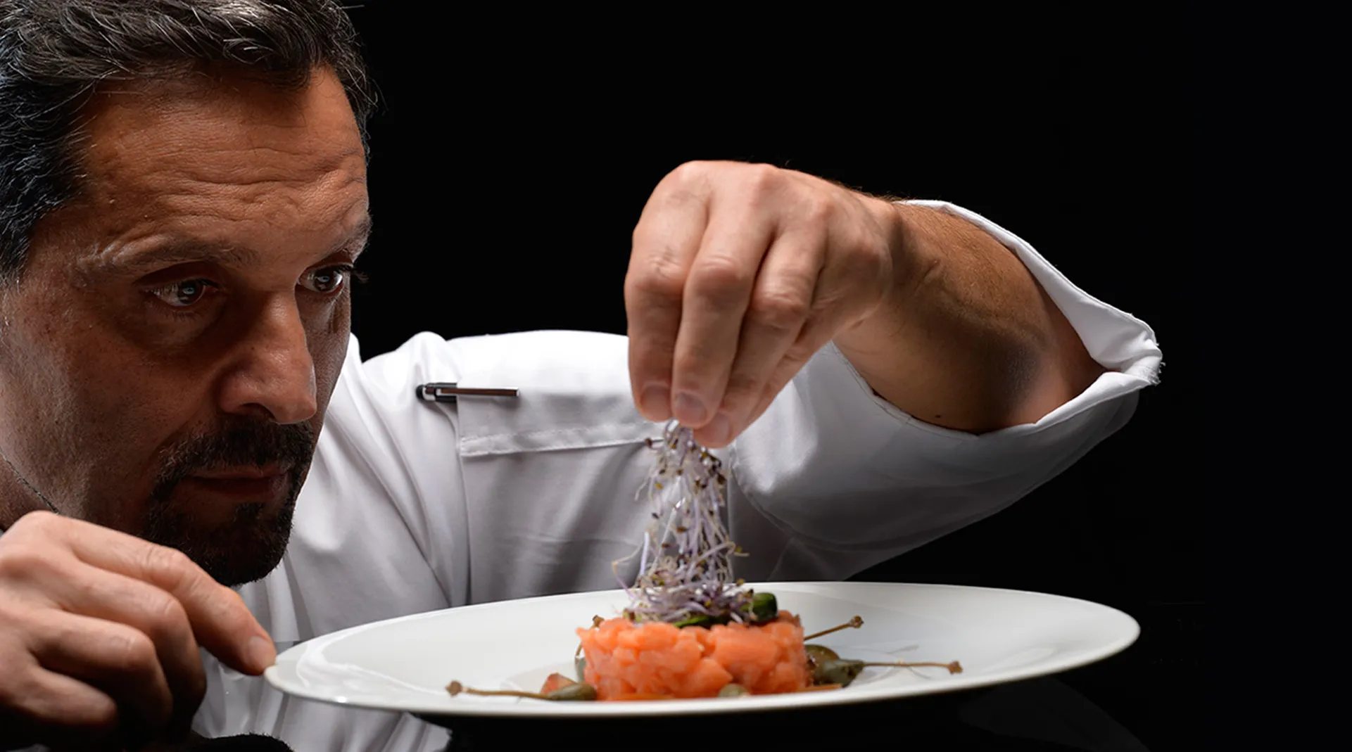 Chef Fausto Zanardelli che impiatta