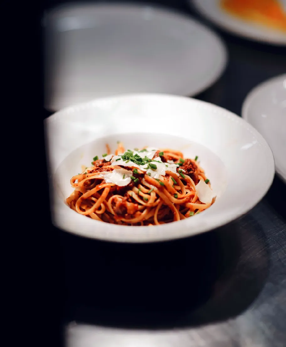 Portata di servizio catering in fiera con pasta al pomodoro