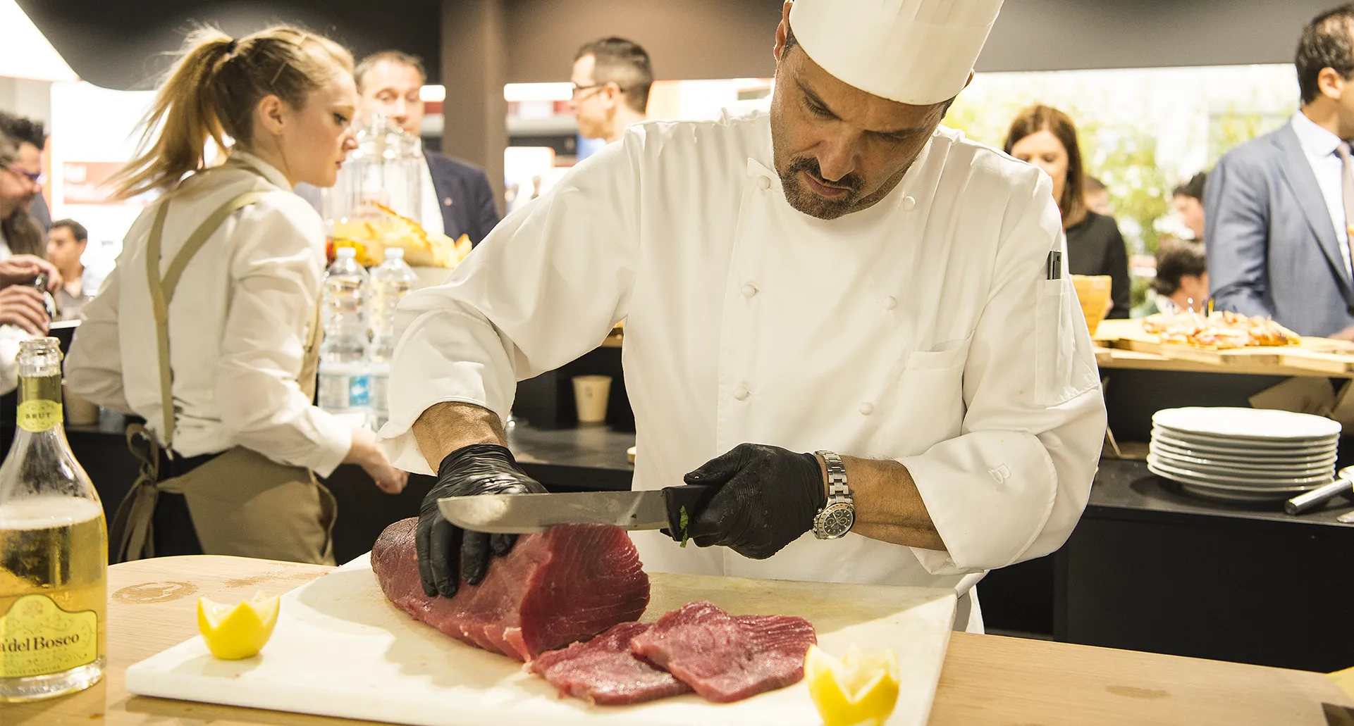 Chef Fausto Zanardelli affetta tonno in fiera